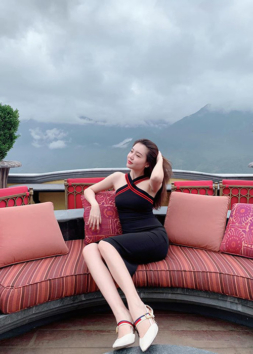 Trước khi bị đồn ly hôn, chân dài sinh năm 1993 thường xuyên chia sẻ hình ảnh bên ông xã.