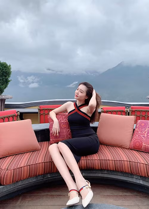 Trước khi bị đồn ly hôn, chân dài sinh năm 1993 thường xuyên chia sẻ hình ảnh bên ông xã.