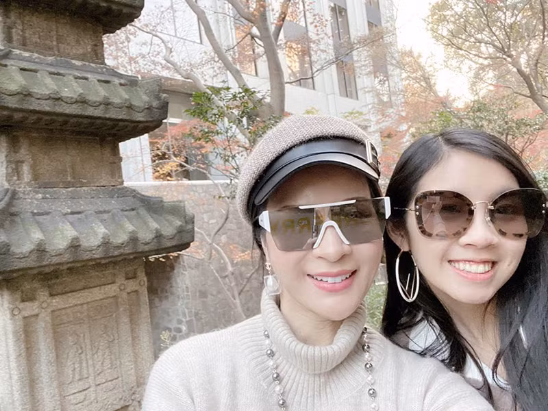 “Từ lúc nhỏ, khi chơi bầu cua tôm cá, bé luôn muốn mọi người thắng, muốn ai cũng đều vui vẻ, hạnh phúc. Hay lúc trước, tôi bị té ngay mắt cá chân, bé cúi xuống hôn bàn chân tôi hỏi: “Mami hết đau chưa?”, Thanh Mai tiết lộ.