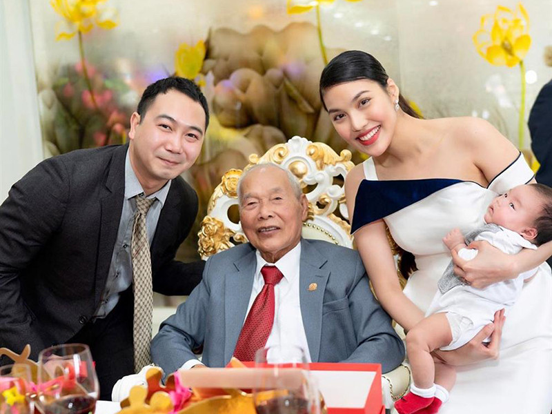 Vợ chồng Lan Khuê khoe con trai dịp Tết Nguyên Đán.