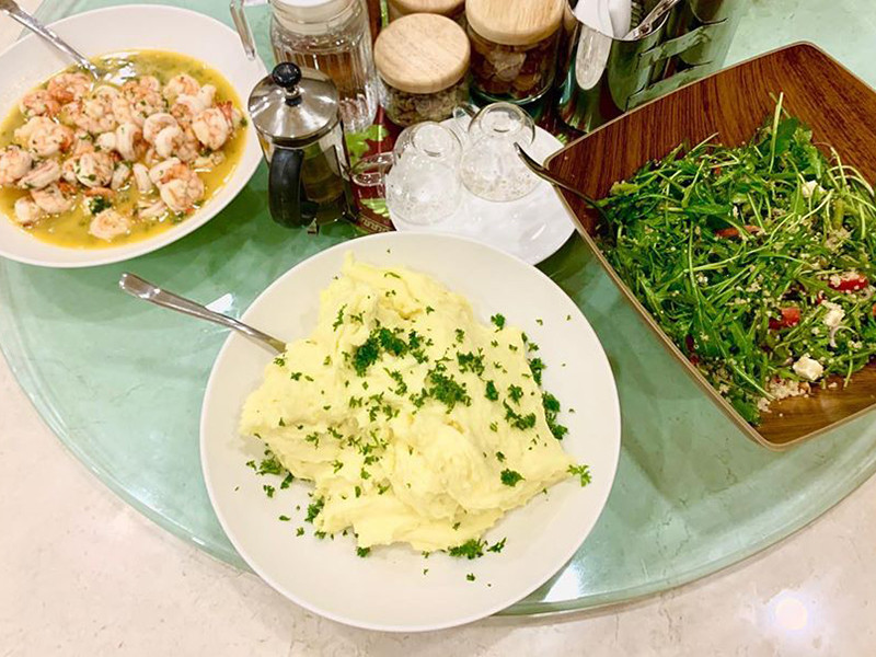 Mới đây, ông xã của Lan Khuê mất hơn 1 tiếng đồng hồ chuẩn bị bữa tối cho vợ con.