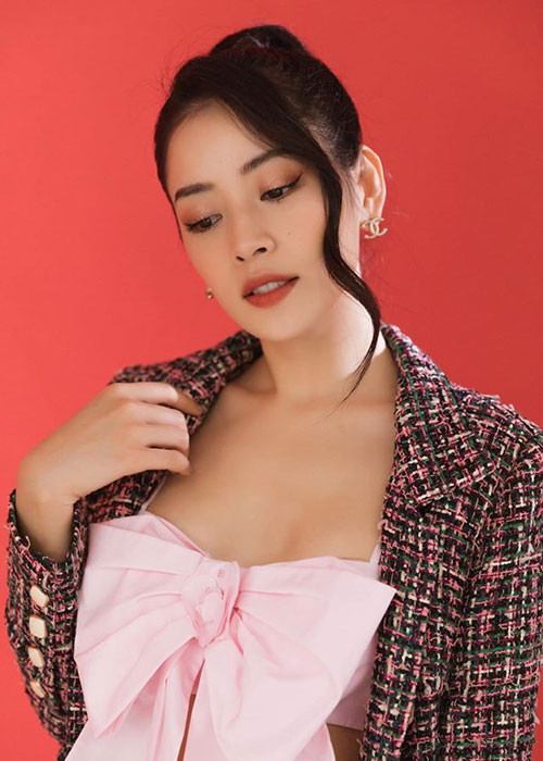 Không chỉ xinh đẹp, Chi Pu còn giàu có. Cô vừa kinh doanh vừa hoạt động nghệ thuật. Mời quý độc giả xem video "Hồ Ngọc Hà múa đương đại". Nguồn VTC