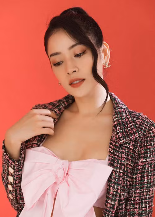 Không chỉ xinh đẹp, Chi Pu còn giàu có. Cô vừa kinh doanh vừa hoạt động nghệ thuật. Mời quý độc giả xem video "Hồ Ngọc Hà múa đương đại". Nguồn VTC