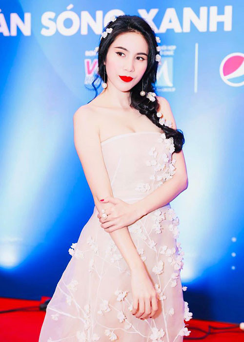 Bà xã của Công Vinh quyết định góp 50 triệu đồng. Không chỉ quyên góp được số tiền từ thiện khủng, Thủy Tiên còn được chú ý bởi sở hữu nhan sắc vô cùng gợi cảm.