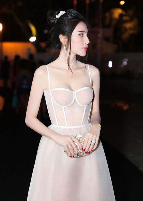 Nữ ca sĩ khiến người hâm mộ không thể rời mắt với hình ảnh quyến rũ.