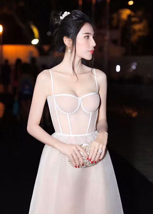 Nữ ca sĩ khiến người hâm mộ không thể rời mắt với hình ảnh quyến rũ.