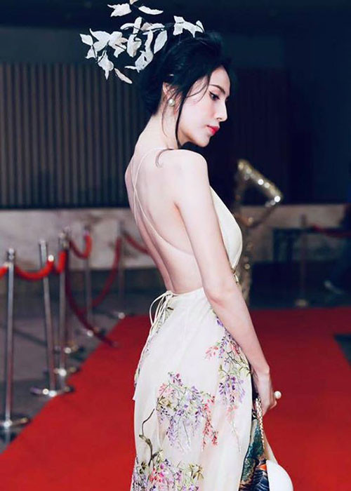 Bà xã của Công Vinh khoe thân hình thon thả và quyến rũ khi xuất hiện trước công chúng.