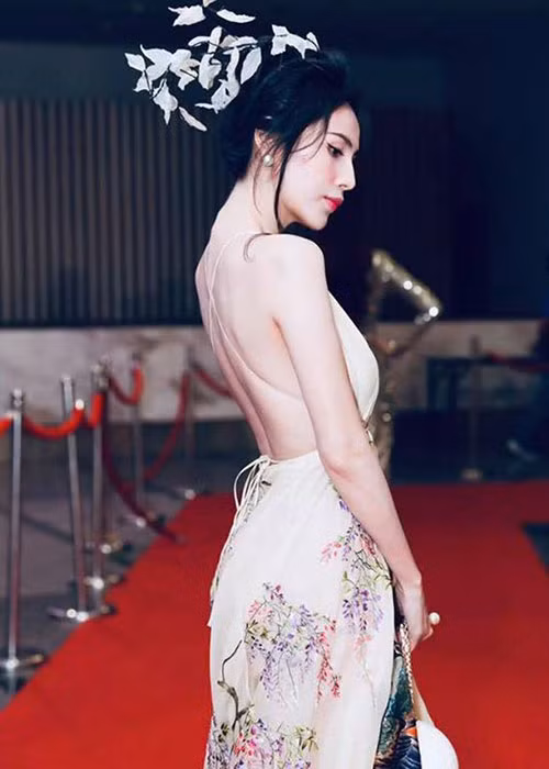 Bà xã của Công Vinh khoe thân hình thon thả và quyến rũ khi xuất hiện trước công chúng.