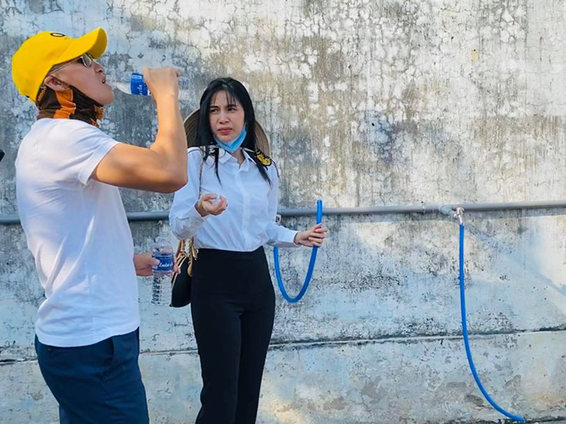 Vợ chồng Thủy Tiên đã uống thử nước. "Nước rất ngọt và Tiên đo độ ngọt bằng bút thử còn ngọt hơn nước uống đóng chai người ta bán nữa", nữ ca sĩ chia sẻ.