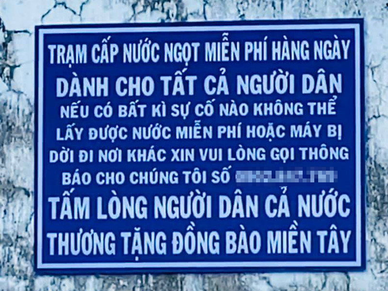 Thay vì ghi tên Thủy Tiên trên tấm bảng ghi danh tại trạm cấp nước, nữ ca sĩ chọn cách ghi: "Tấm lòng người dân cả nước thương tặng đồng bào miền Tây".