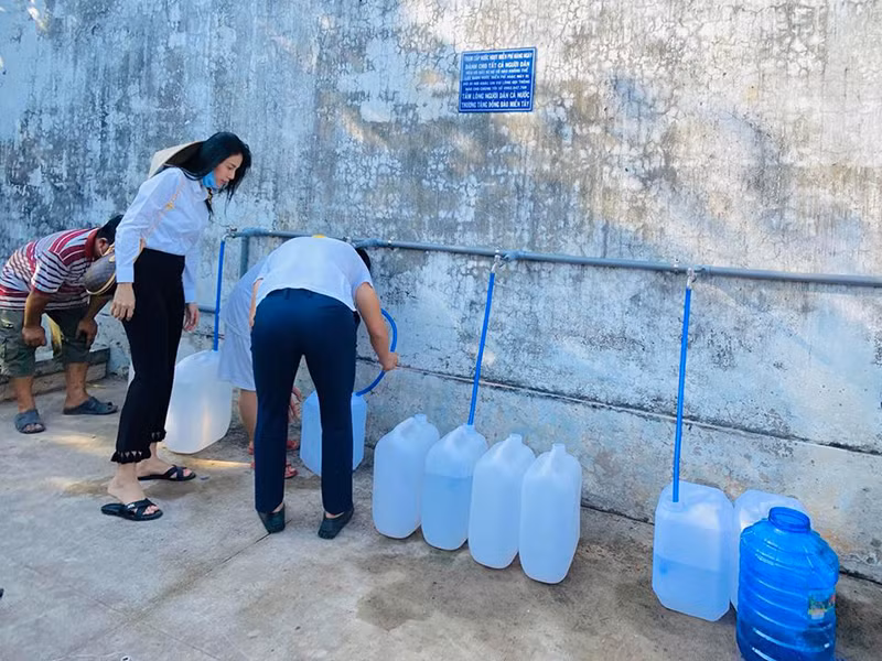 Sau khi bàn giao trạm đầu tiên xong, nữ ca sĩ tiếp tục đi đến những vùng xa hơn nữa để lắp máy lọc nước.