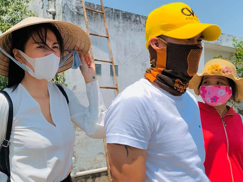 Công Vinh luôn đồng hành cùng Thủy Tiên kể từ khi nữ ca sĩ đi khảo sát để lắp các trạm cấp nước ngọt miễn phí.