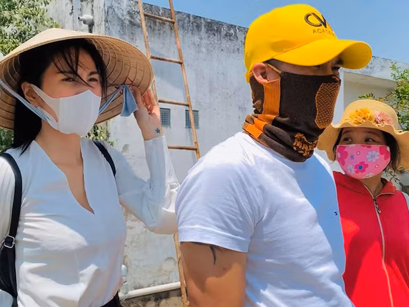 Công Vinh luôn đồng hành cùng Thủy Tiên kể từ khi nữ ca sĩ đi khảo sát để lắp các trạm cấp nước ngọt miễn phí.