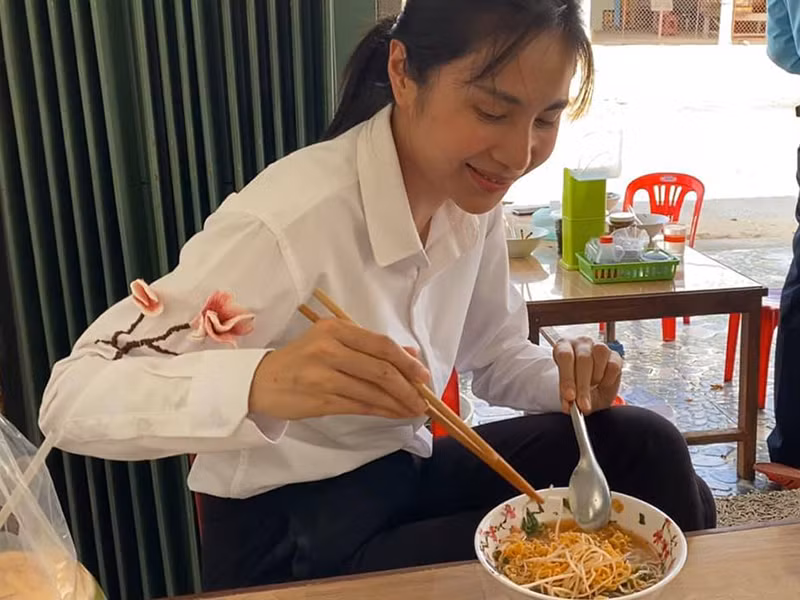 "Tiên không để tên mình lên bảng tặng cũng sẽ không trưng treo băng rôn tên mình gì hết, vì Tiên nghĩ công sức của Tiên là rất nhỏ bé so với sự đóng góp của mọi người, nên Tiên chỉ để là: "Tấm lòng người dân cả nước thương tặng đồng bào miền Tây" thôi. Tiên chỉ là 1 người nào đó cùng tất cả mọi người chung tay, không cần ghi tên mình vì Tiên nghĩ mình cũng như mọi người đóng góp thầm lặng từng 20.000, 50.000 đồng mà đâu cần ai biết tên đâu nè... Tiên vô cùng trân trọng ạ", nữ ca sĩ cho hay.