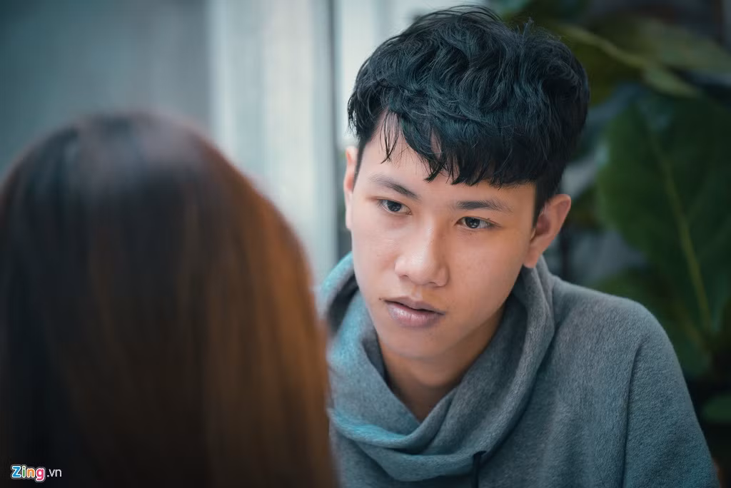 Tuy đạt được nhiều thành tích từ khi còn trẻ, Hoaprox tỏ ra khá ngượng ngùng khi được khen ngợi trên mặt báo. Anh từ chối nhận những mỹ từ từng được báo chí ghi tặng như "thiên tài EDM" hay "tài năng âm nhạc". 9X người Đà Lạt cho rằng bản thân không phải người có khả năng nổi bật mà chỉ may mắn có cơ hội được toàn tâm toàn ý theo đuổi niềm đam mê EDM từ sớm. Ảnh: Bá Ngọc.