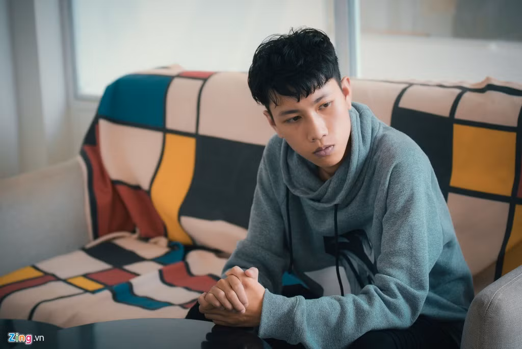 Trong cuộc phỏng vấn với Zing.vn, Hoaprox tiết lộ anh từng bị nhiều người dè bỉu vì mơ ước đưa âm nhạc Việt Nam ra thế giới. "Mọi người đều nói tôi hoang tưởng. Họ bảo tôi: 'Mày nghĩ mày là ai mà đòi làm được những chuyện như vậy?'", nhà sản xuất trẻ tâm sự. Vượt qua sự hoài nghi của nhiều người, Hoaprox đã dần chứng tỏ được vị thế của bản thân cũng như góp phần đưa âm nhạc do người Việt sản xuất vươn ra thị trường quốc tế. Ảnh: Bá Ngọc.