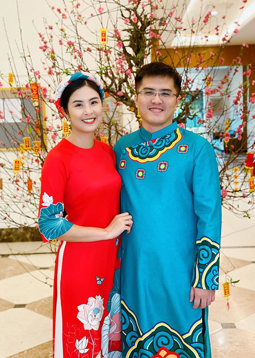  Ngọc Hân và bạn trai tình tứ khi đón Tết Nguyên Đán. Ảnh: Zing