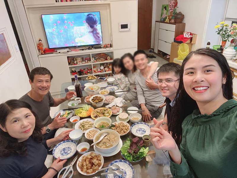 Về việc hoãn cưới, Ngọc Hân và Phú Đạt được bố mẹ hai bên ủng hộ. Chia sẻ trên Zing, Ngọc Hân cho biết, cô chưa đặt tiệc hay các dịch vụ cưới hỏi sớm.