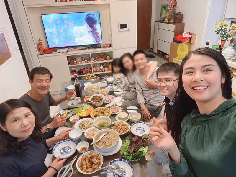 Về việc hoãn cưới, Ngọc Hân và Phú Đạt được bố mẹ hai bên ủng hộ. Chia sẻ trên Zing, Ngọc Hân cho biết, cô chưa đặt tiệc hay các dịch vụ cưới hỏi sớm.