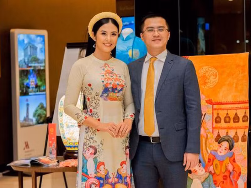 Sau những thăng trầm, Ngọc Hân và Phú Đạt vẫn nắm tay nhau. Ảnh: Người đưa tin