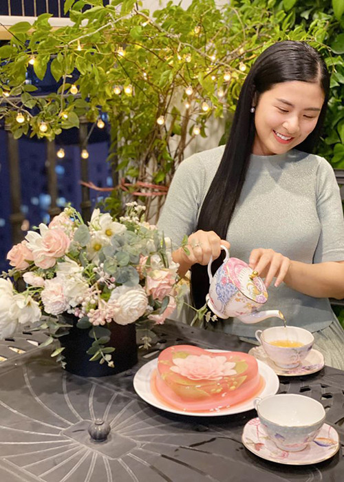 Ngọc Hân là nàng hoa hậu ngoan hiền với lối sống sạch scandal. Ngoài ra, cô còn đảm đang, khéo léo khi biết may vá, nấu ăn. Nhiều người cho rằng Ngọc Hân là hình mẫu mà có lẽ bất cứ người đàn ông nào cũng muốn cưới về làm vợ.