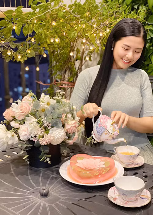 Ngọc Hân là nàng hoa hậu ngoan hiền với lối sống sạch scandal. Ngoài ra, cô còn đảm đang, khéo léo khi biết may vá, nấu ăn. Nhiều người cho rằng Ngọc Hân là hình mẫu mà có lẽ bất cứ người đàn ông nào cũng muốn cưới về làm vợ.