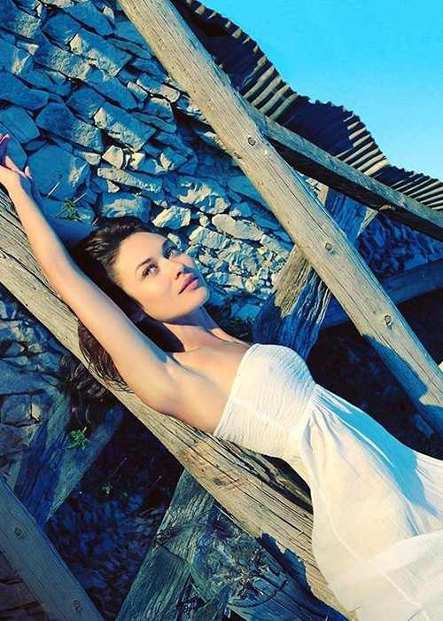 Cô được xem là một trong những mỹ nhân quyến rũ nhất của loạt phim về điệp viên 007 James Bond.