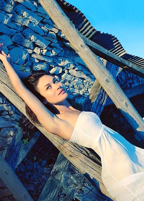 Cô được xem là một trong những mỹ nhân quyến rũ nhất của loạt phim về điệp viên 007 James Bond.