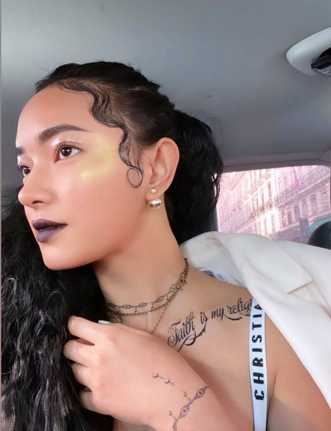 Phong cách khác lạ của Châu Bùi tại Paris Fashion Week nhận về nhiều ý kiến trái chiều: “Châu Bùi trông chất chơi quá!”, “Chất hơn nước cất chị Châu ơi”, “Quả tóc mỳ tôm kìa các bạn”, “Châu Bùi rất biết cách biến hóa hình ảnh của bản thân nhé”, “Độc đáo, cá tính nhưng thời trang phang thời tiết Châu ạ!”, “Thời tiết 11 độ và chị ta vẫn tự tin chỉ mặc áo bra-top và áo khoác trắng hững hờ, lạy!”…