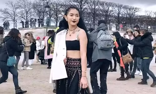 Trong khi đó, Châu Bùi gây chú ý với trang phục thách thức thời tiết lạnh giá. Cụ thể, Châu Bùi mặc một chiếc bra-top đen kết hợp với chân váy cùng màu. Chiếc áo khoác nổi bật được cô khoác hờ, khéo léo khoe vai trần gợi cảm. Nữ fashionista thu hút bởi lối trang điểm theo phong cách rock, mái tóc xù như mì tôm được buộc cao. Châu Bùi còn tạo điểm nhấn bởi hình xăm giả trên người.