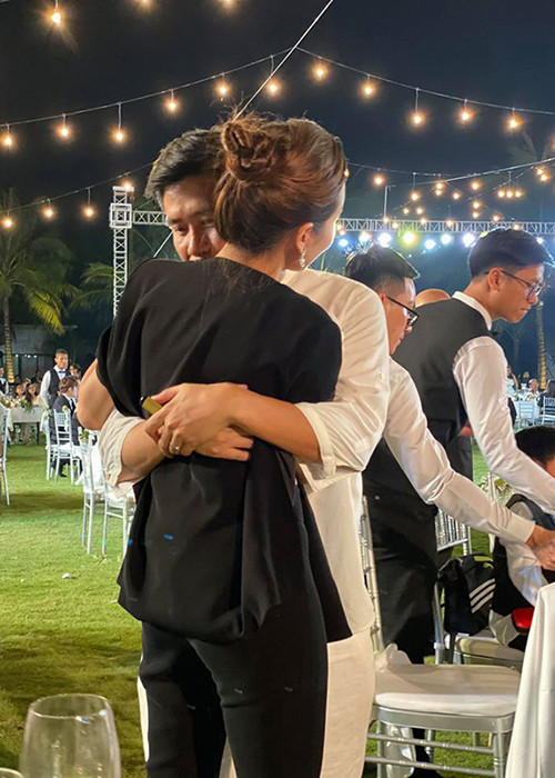 Khoảnh khắc Hồ Hoài Anh ôm chặt vợ tại đám cưới của Đông Nhi.
