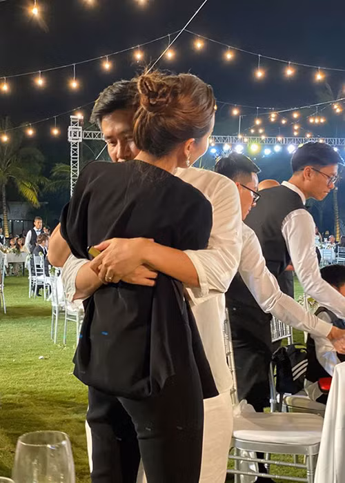 Khoảnh khắc Hồ Hoài Anh ôm chặt vợ tại đám cưới của Đông Nhi.