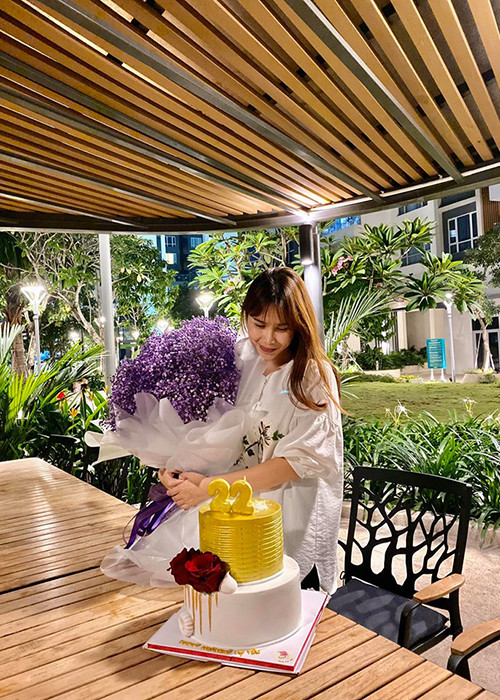 Hồ Hoài Anh đã có không ít hành động ngọt ngào dành cho Lưu Hương Giang sau khi cả hai tái hợp như tặng bánh, hoa vào ngày sinh nhật của bà xã.