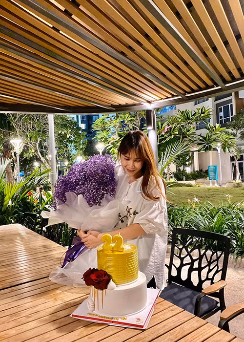 Hồ Hoài Anh đã có không ít hành động ngọt ngào dành cho Lưu Hương Giang sau khi cả hai tái hợp như tặng bánh, hoa vào ngày sinh nhật của bà xã.