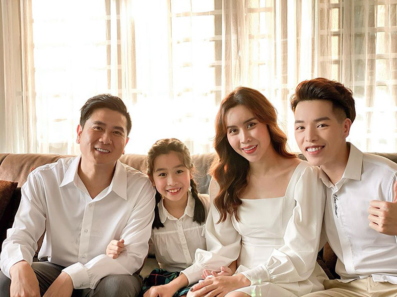 Gần đây, vợ chồng Hồ Hoài Anh cùng cô con gái đầu lòng tham gia diễn xuất trong MV "Hơn cả yêu" của Đức Phúc.