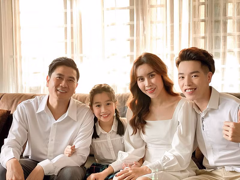 Gần đây, vợ chồng Hồ Hoài Anh cùng cô con gái đầu lòng tham gia diễn xuất trong MV "Hơn cả yêu" của Đức Phúc.