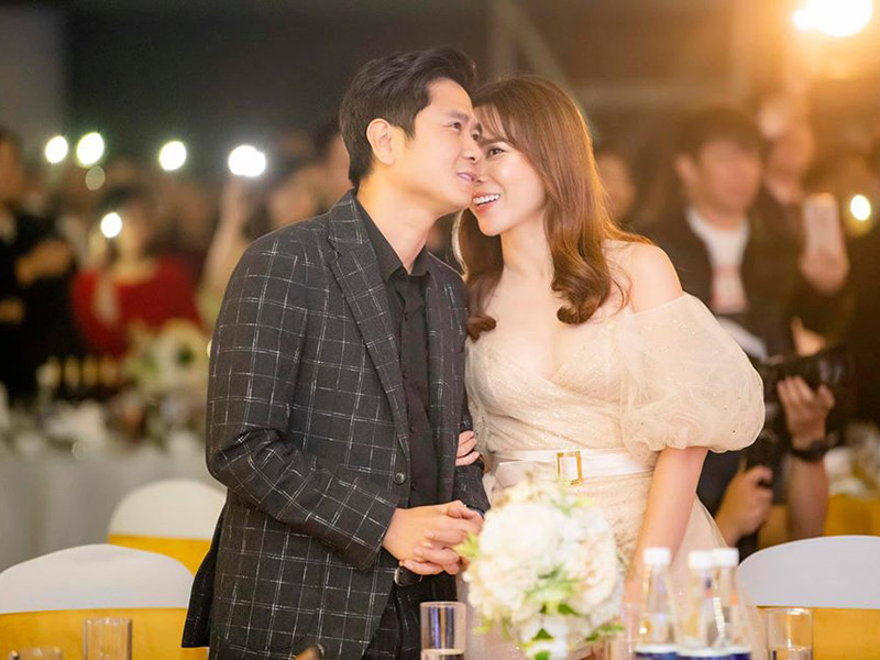 Lưu Hương Giang không giấu được niềm hạnh phúc khi sánh đôi cùng chồng trước công chúng.