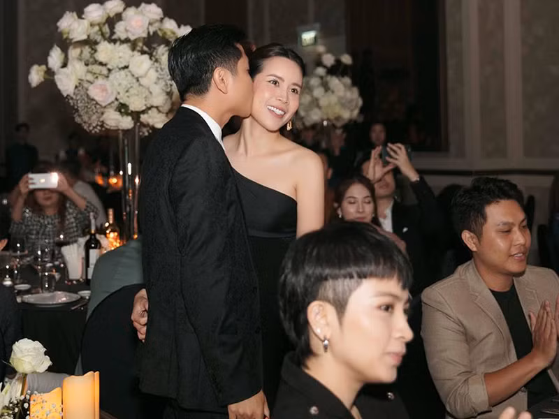 Khoảnh khắc nam nhạc sĩ hôn má bà xã tại đám cưới của Giang Hồng Ngọc.