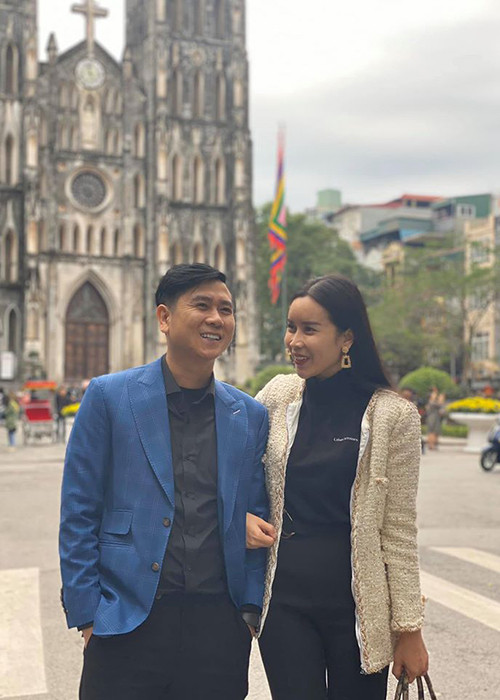 10 năm chung sống, cặp đôi có hai cô con gái, trải qua đời sống vợ chồng bình yên, ít điều tiếng và được nhiều người ngưỡng mộ.