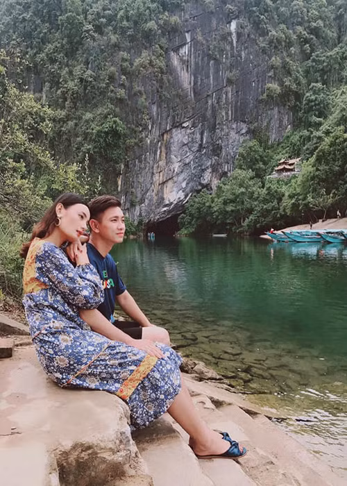 Cặp đôi giữ gìn sự lãng mạn bằng việc nấu bữa tối cho nhau, thường xuyên đi du lịch.