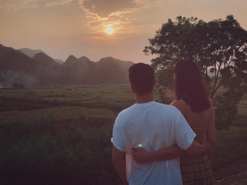 "Anh luôn nhường nhịn và để mình thắng trong tất cả các cuộc cãi vã dù mình đúng hay sai, anh vẫn luôn ôm vợ và xin lỗi", Lê Thúy chia sẻ.