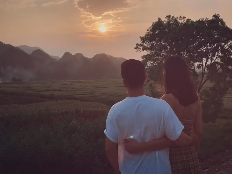 "Anh luôn nhường nhịn và để mình thắng trong tất cả các cuộc cãi vã dù mình đúng hay sai, anh vẫn luôn ôm vợ và xin lỗi", Lê Thúy chia sẻ.