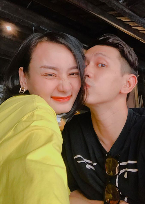 Tuy nhiên, vợ chồng Lê Thúy nhận ra, càng căng thẳng, càng khó có em bé nên cả hai thống nhất sẽ sống vui vẻ và thoải mái.