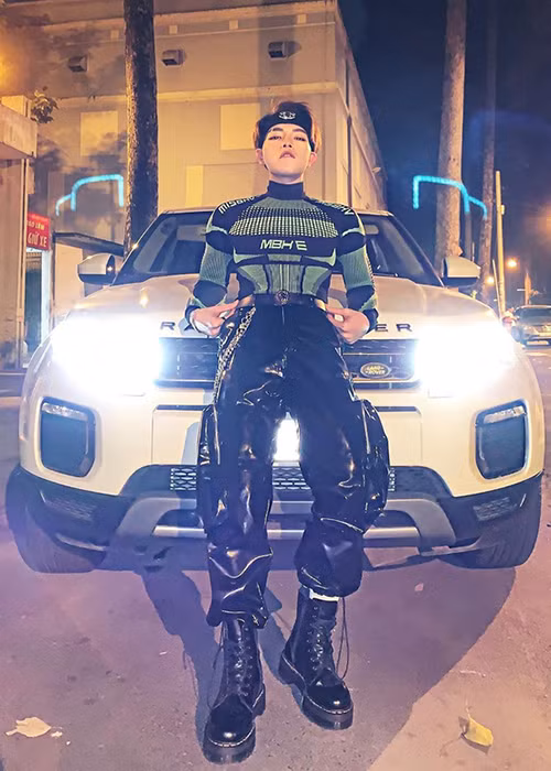 Gần đây, vóc dáng của Đức Phúc không còn nhỏ bé mà tăng cơ, săn chắc hơn.