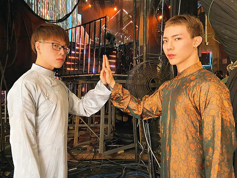 Giọng ca "Hơn cả yêu" để lộ phần vai nở nang khi diện áo dài.