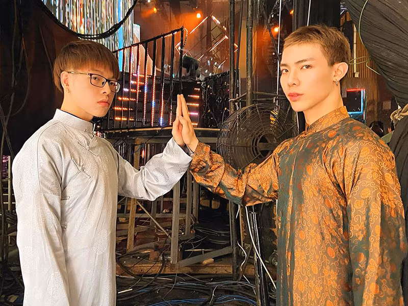 Giọng ca "Hơn cả yêu" để lộ phần vai nở nang khi diện áo dài.