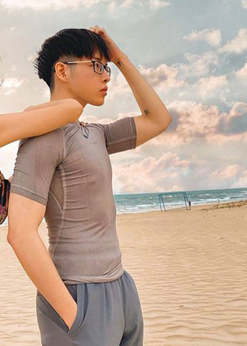 Mới đây, Hương Giang Idol đăng tải hình ảnh tình tứ bên Đức Phúc nhưng giấu mặt nam ca sĩ bằng biểu tượng.