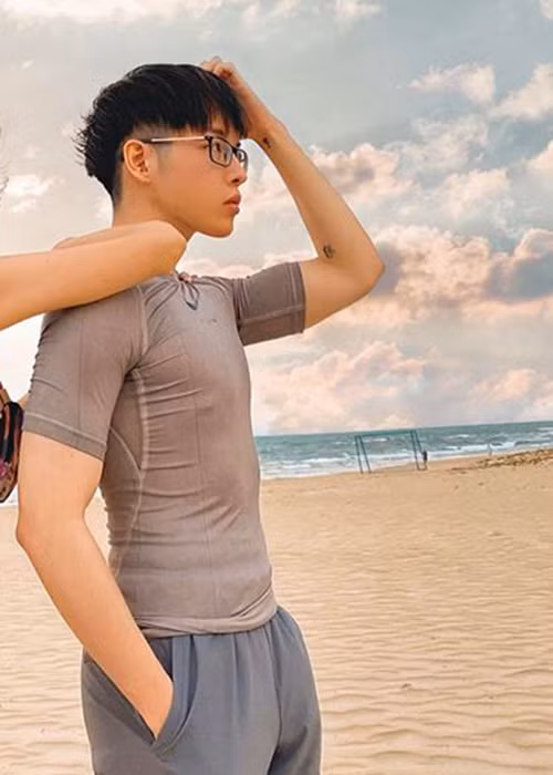 Mới đây, Hương Giang Idol đăng tải hình ảnh tình tứ bên Đức Phúc nhưng giấu mặt nam ca sĩ bằng biểu tượng.