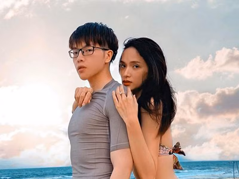 Khi Hương Giang tiết lộ Đức Phúc chính là chàng trai bí ẩn, nhiều khán giả bất ngờ vì không ngờ nam ca sĩ có body vạm vỡ.