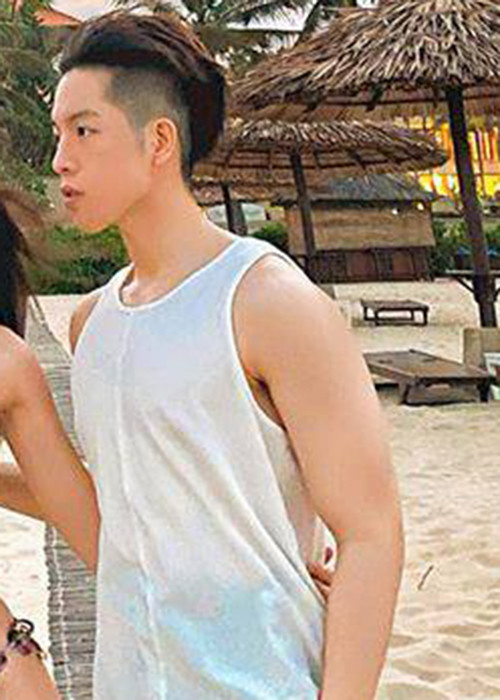 Để có thân hình cơ bắp như hiện tại, Đức Phúc đã chăm chỉ tập gym trong một thời gian.